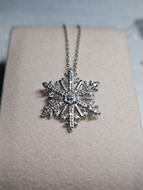 Necklace: .925 Silver Snowflake Pendant/ .925 Silver Italy Chain